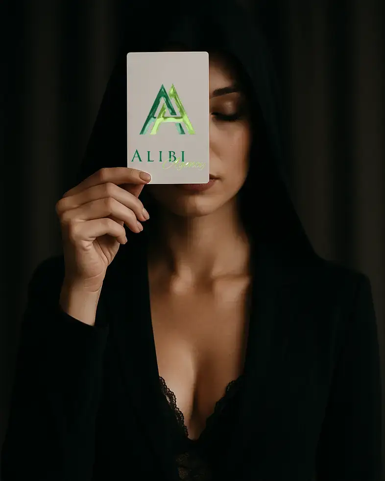 Erfahrungen mit der Alibiagentur. Eine mysteriöse Frau hält eine Karte vom Alibi-Profi in der Hand.